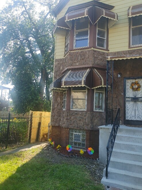 Building Photo - 6840 S Green St
