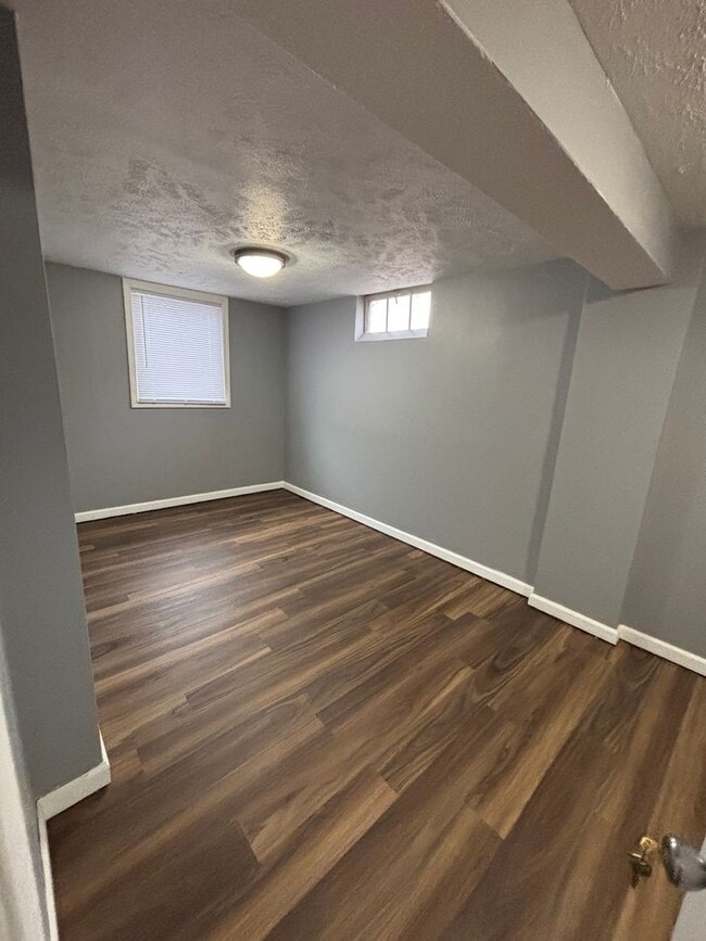 Building Photo - Spacious 4 Bedroom 1.5 Bath House!!