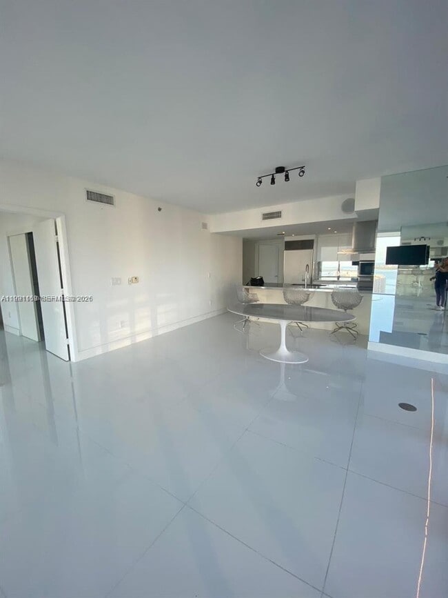 Building Photo - 495 Brickell Ave