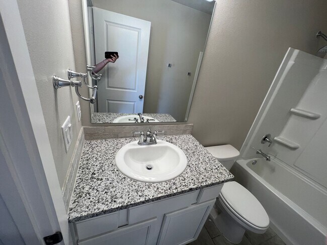 Building Photo - Frenship ISD 3 bed 2 bath 2 car garage