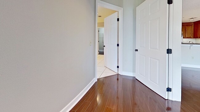 Building Photo - 2/2 Condo with breathtaking views!