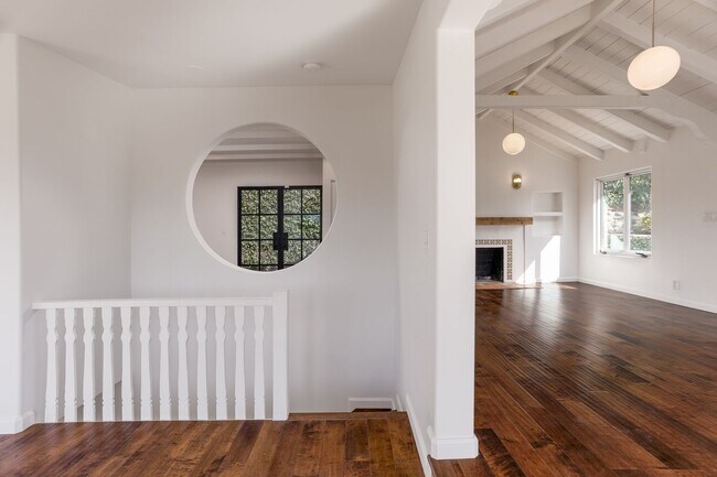 Building Photo - Charming Spanish Style Home in Silver Lake...