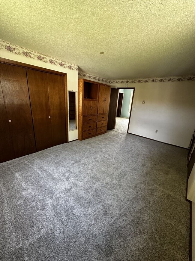 Building Photo - 4 Bed, 1 Bath - 2 Stall Garage - Single Fa...