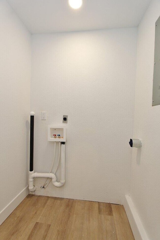 Building Photo - Charming Single-Level Home