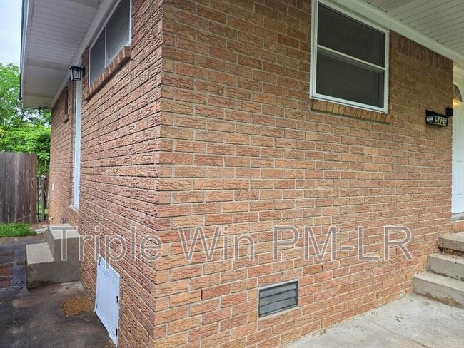 Building Photo - 5425 Chauvin Dr