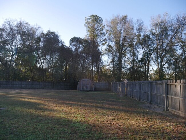 Building Photo - Three bedroom!