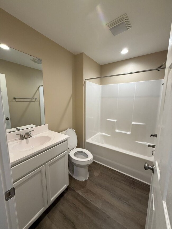 Building Photo - Nice 2 Bedroom, 2 bath duplex