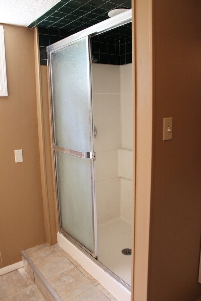 Building Photo - MOVE IN SPECIAL! NO DEPOSIT! Beautiful 3 B...