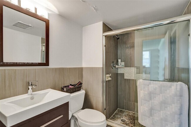 Building Photo - 9410 N Hollybrook Lake Dr