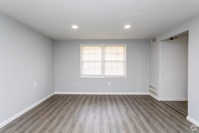 2BR, 1BA Townhome - 783SF - Living Room - Pleasant View