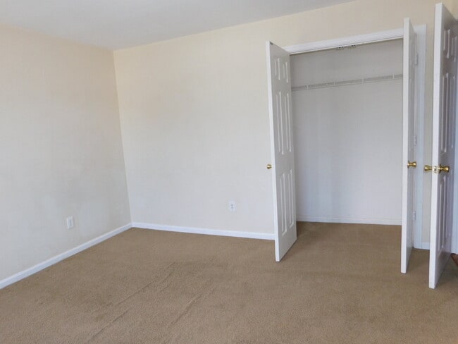 Building Photo - "Spacious 4-Bedroom Gem on Hughart Street with 2.5 Bathrooms and 2108 Sq. Ft. of Comfort!"