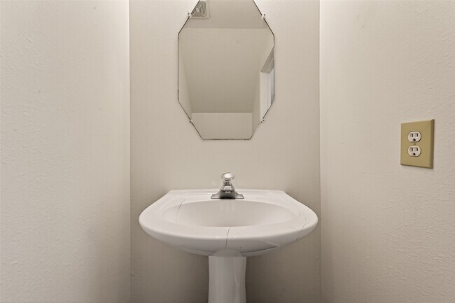 Building Photo - 15910 Clayton Bend Dr