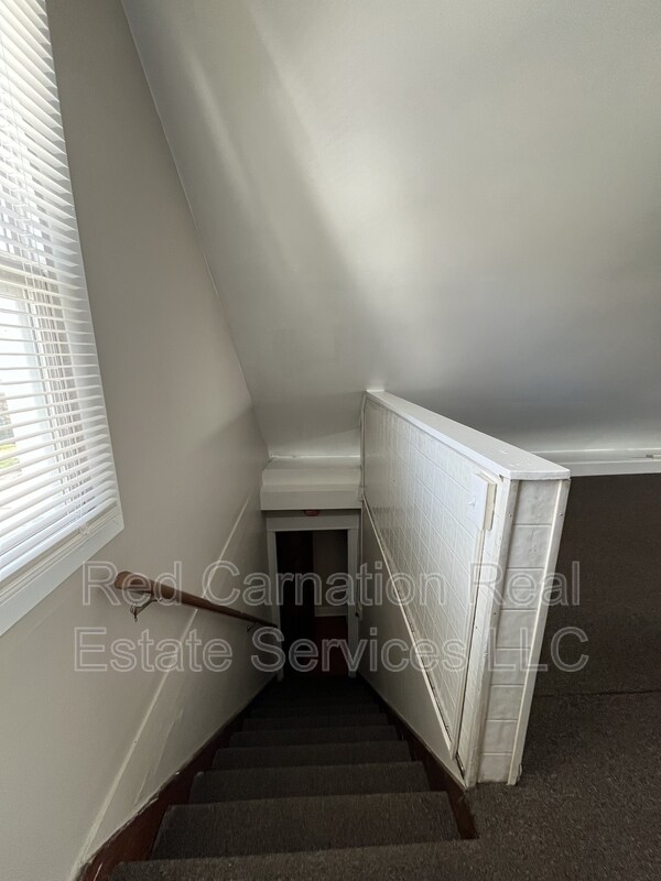 Building Photo - 1009 W Hillcrest Ave