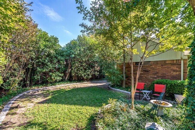 Building Photo - 900 Tupelo Dr