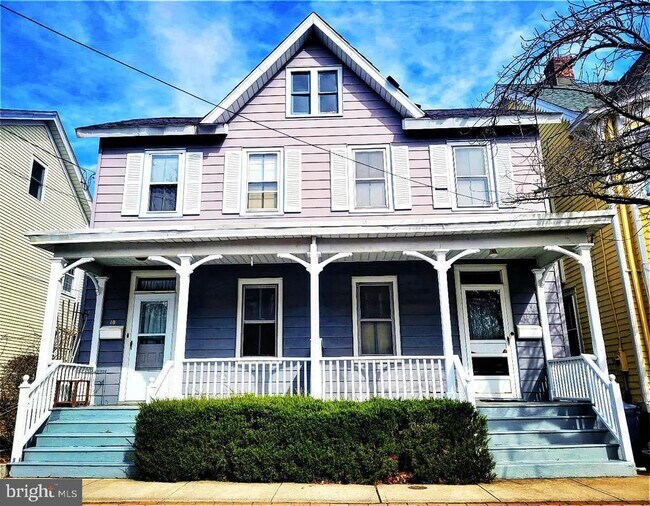 Building Photo - 10 Charlton St