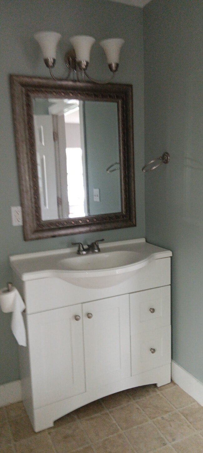 Building Photo - 1695 W Targee St