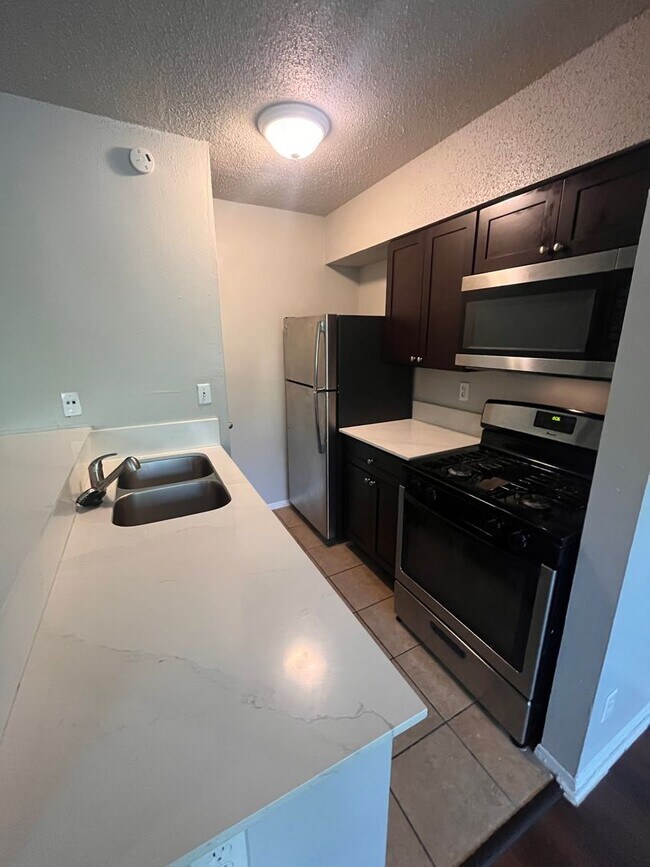 Building Photo - 1bed/1bath Condo in Travis Heights