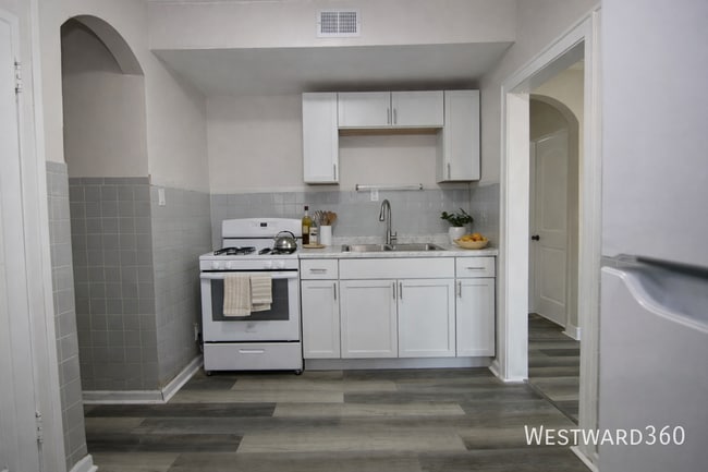 Building Photo - 6704 S Wood St