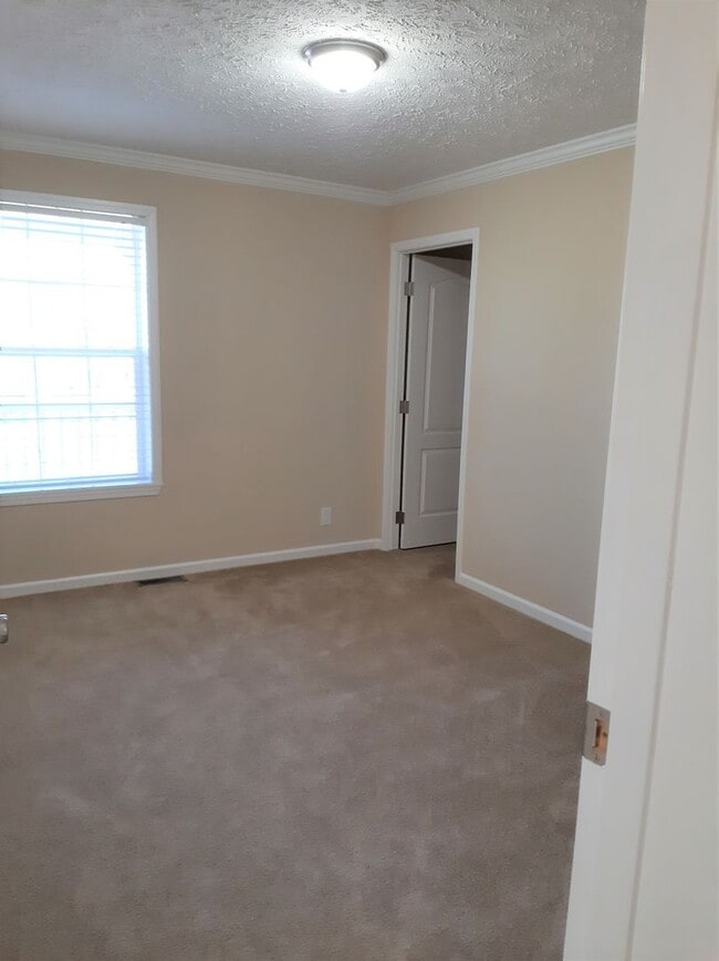 Building Photo - SUBLEASE through May 2026 3 Bedroom 2 Bath-Beautiful Views