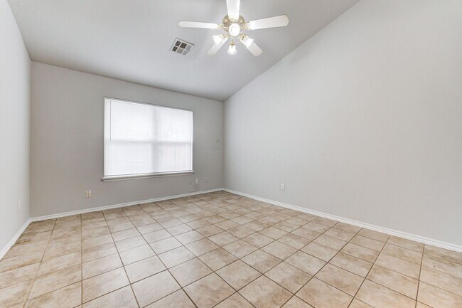 Building Photo - Cute 3BD/2BTH Duplex in Central East Norman!