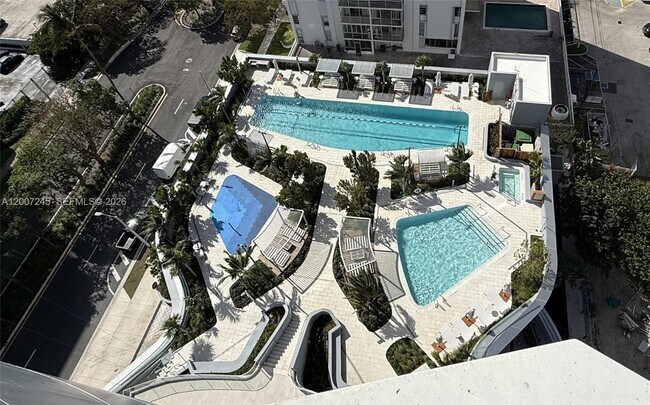 Building Photo - 175 SE 25th Rd