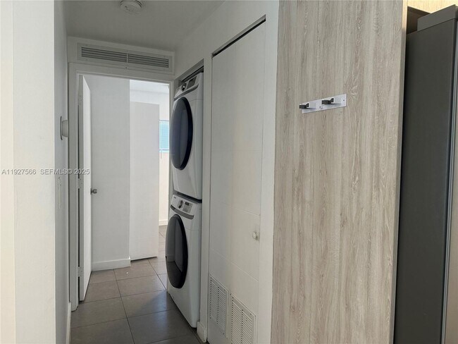 Building Photo - 2206 Simms St