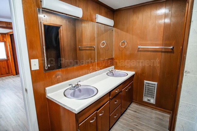 Building Photo - 525 Sewanee St