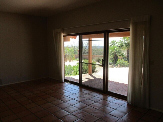 Building Photo - 4 bedroom 2.5 Bath