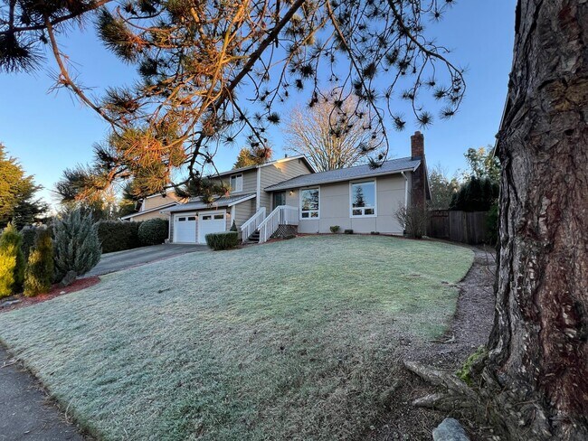 Building Photo - 3 Bedroom 2.5 Bath in Desirable Renton Fairwood Greens