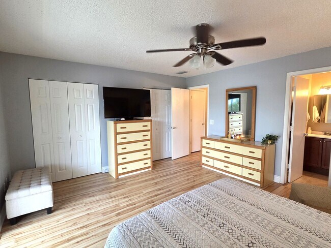 Building Photo - Over 55 Community! Adorable Furnished One Bedroom in Vista Gardens