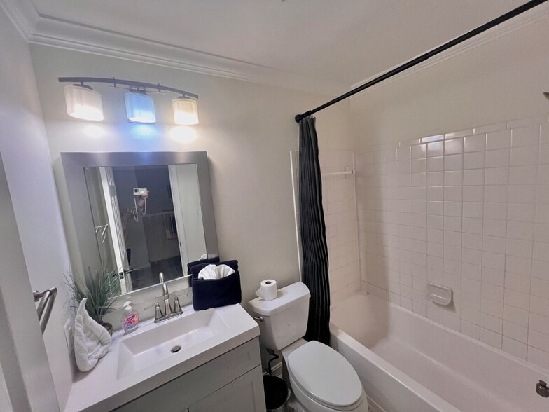 Building Photo - 321 Senate Ct