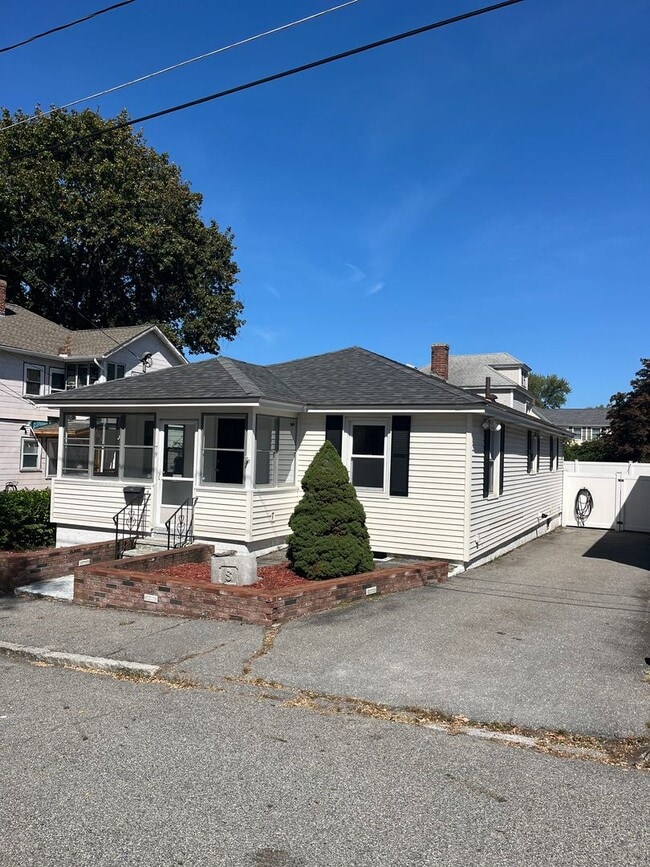 Building Photo - 3 Bedroom Single Family Home