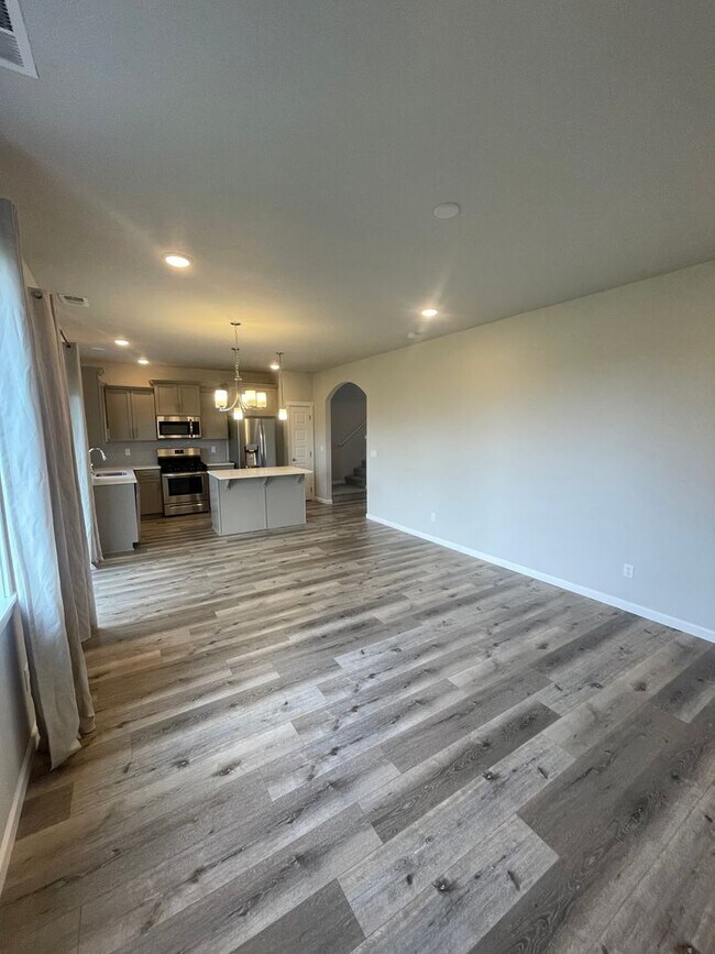 Building Photo - ** MOVE IN SPECIAL!** Must See in NE Albany!