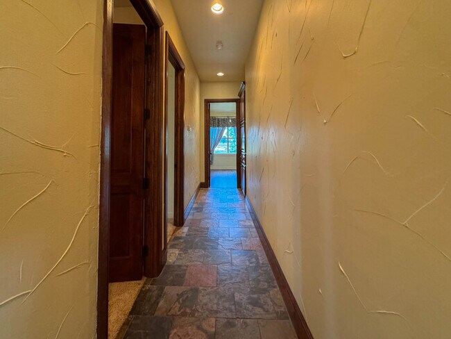 Building Photo - 1559 E Blackjack Rd E