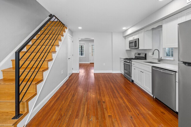 Building Photo - 733 E Elm St