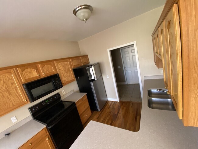 Building Photo - 208 Summergrass Dr