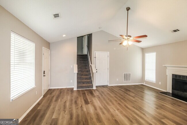 Building Photo - 1613 Picadilly Ct NE