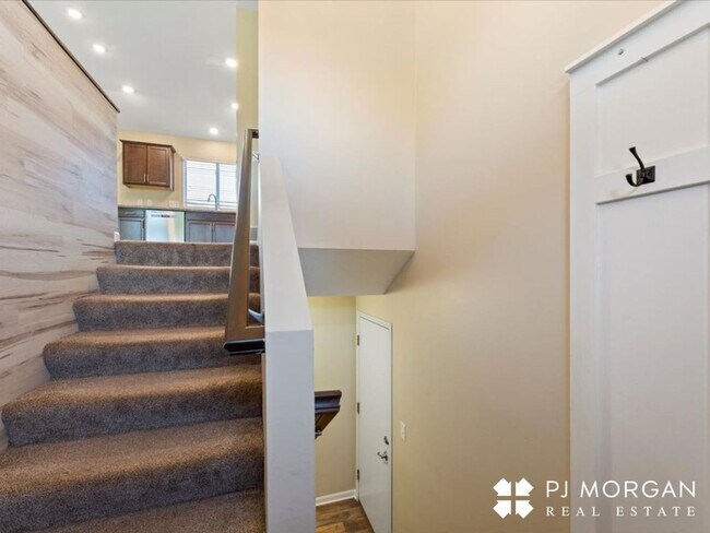 Building Photo - 3 Bedroom , 2 Bathroom House - Available I...