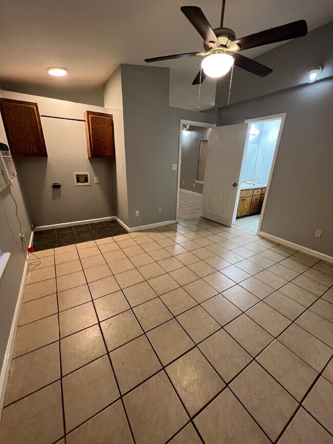 Building Photo - **"Charming 1-Bedroom Gem at Parnell Place...