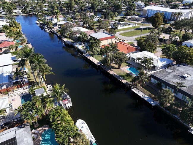 Building Photo - 2031 NE 14th Ct