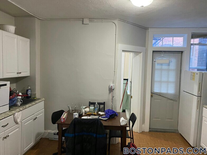 Building Photo - 161 Endicott St