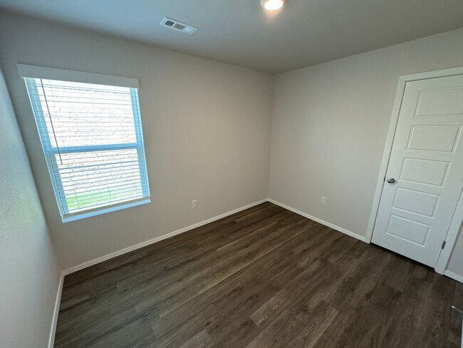 Building Photo - PRE-LEASING NOW | Pet-Friendly 3 Bed, 2 Bath Home in Springdale