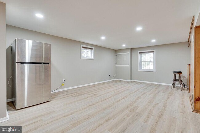 Building Photo - 869 Patrick Henry Dr