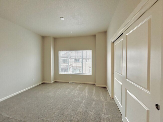 Building Photo - Stunning 2 Bed, 2.5 Bath Craftsman Townhome with Community Amenities!