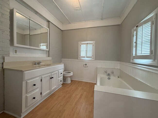 Building Photo - Get on over to Glendale!