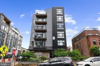 Building Photo - 911 2nd St NE
