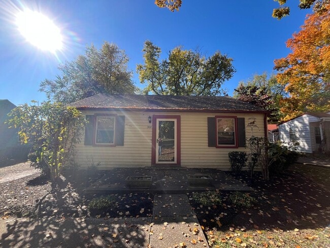 Building Photo - Charming 2 bedroom/ 1 Bath home minutes to Downtown Franklin, dog friendly, fenced yard