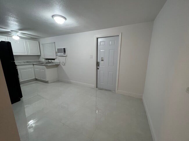 Building Photo - 1300 NE 47th Ct