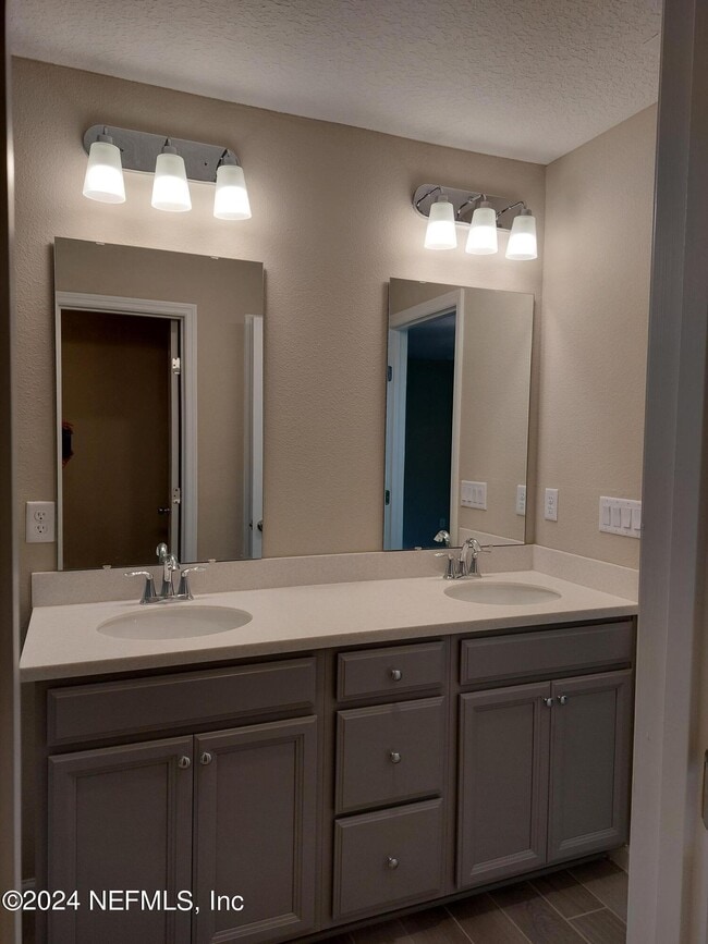 Building Photo - 12866 Josslyn Ln