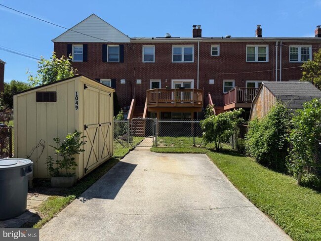 Building Photo - 1049 Winsford Rd